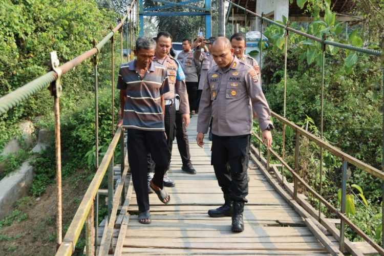 Warga Harap Segera Diperbaiki, Kapolres Pringsewu Tinjau Jembatan Gantung Bumi Arum