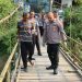 Warga Harap Segera Diperbaiki, Kapolres Pringsewu Tinjau Jembatan Gantung Bumi Arum