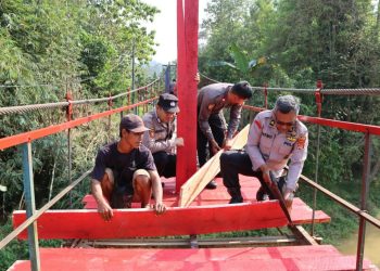 Aksi Cepat Polres Pringsewu, Jembatan Gantung Bumi Arum Selesai Diperbaiki Kurang dari Dua Hari