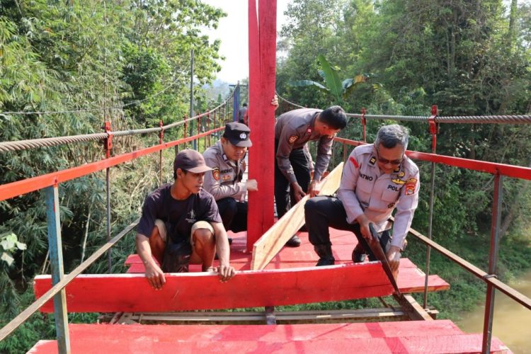 Aksi Cepat Polres Pringsewu, Jembatan Gantung Bumi Arum Selesai Diperbaiki Kurang dari Dua Hari