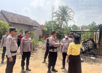 Api dari bakar sampah merembet ke kandang ayam, rumah warga Pringsewu terbakar
