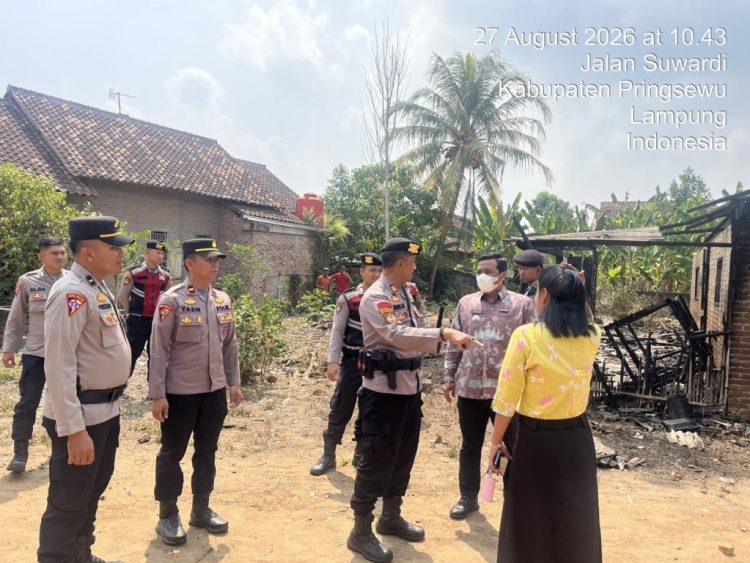 Api dari bakar sampah merembet ke kandang ayam, rumah warga Pringsewu terbakar