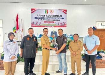 Wabup Agus Suranto Serahkan Air Rifle untuk Perbakin Tanggamus Jelang Porprov X
