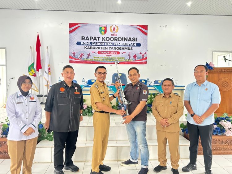 Wabup Agus Suranto Serahkan Air Rifle untuk Perbakin Tanggamus Jelang Porprov X