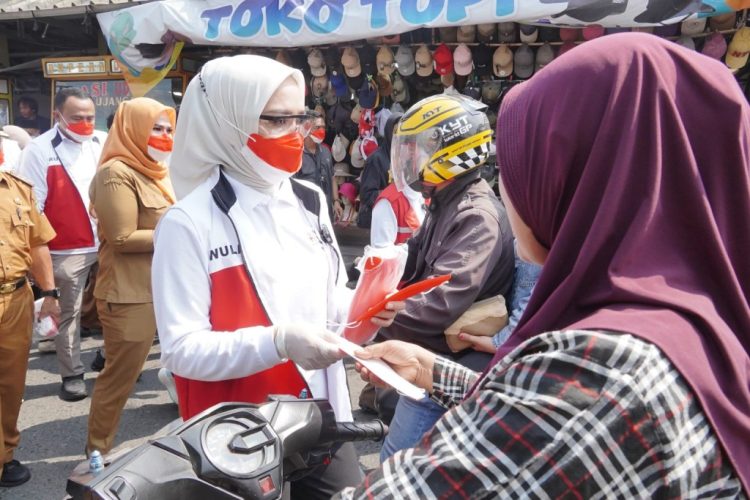 PMI Lampung Bagikan 10.000 Masker Gratis di Kalianda untuk Antisipasi Abu Anak Krakatau