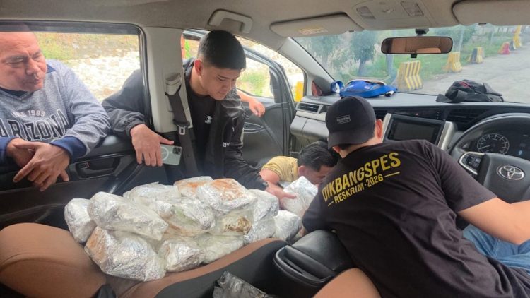 Plat Besi di Bawah Innova Jadi Petunjuk, Polisi Gagalkan Pengiriman 27 Kg Sabu