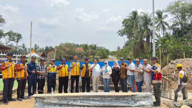 Anggaran Hampir Rp1 Miliar, Proyek Rigid Beton Pringsewu Disorot soal Kualitas Pasir