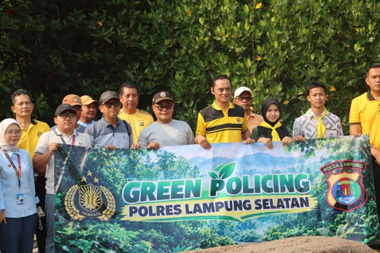 Green Policing Polres Lampung Selatan di Batu Perahu Krakatoa, Tanam Pohon demi Lingkungan Lestari
