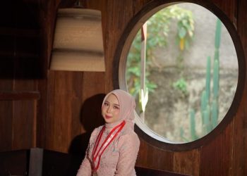 Kisah Haru Seppira Azzahra, Anak Guru Honorer yang Lulus Sarjana Hukum Berkat Perjuangan Orang Tua
