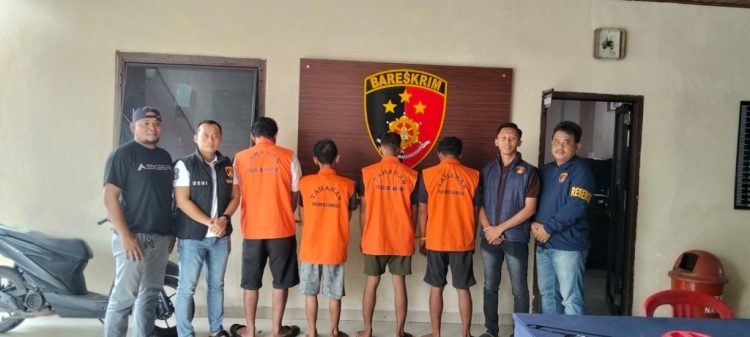 Mobil Pikap Jadi Alat Jebol Tembok Gudang, Empat Terduga Pencuri Ban Diciduk