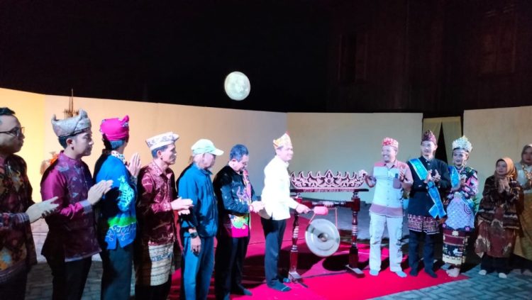 Bulan Bagha Sekubal Unila: Dari Tari Nyambai hingga Teater “Penagih Utang” Berbahasa Lampung